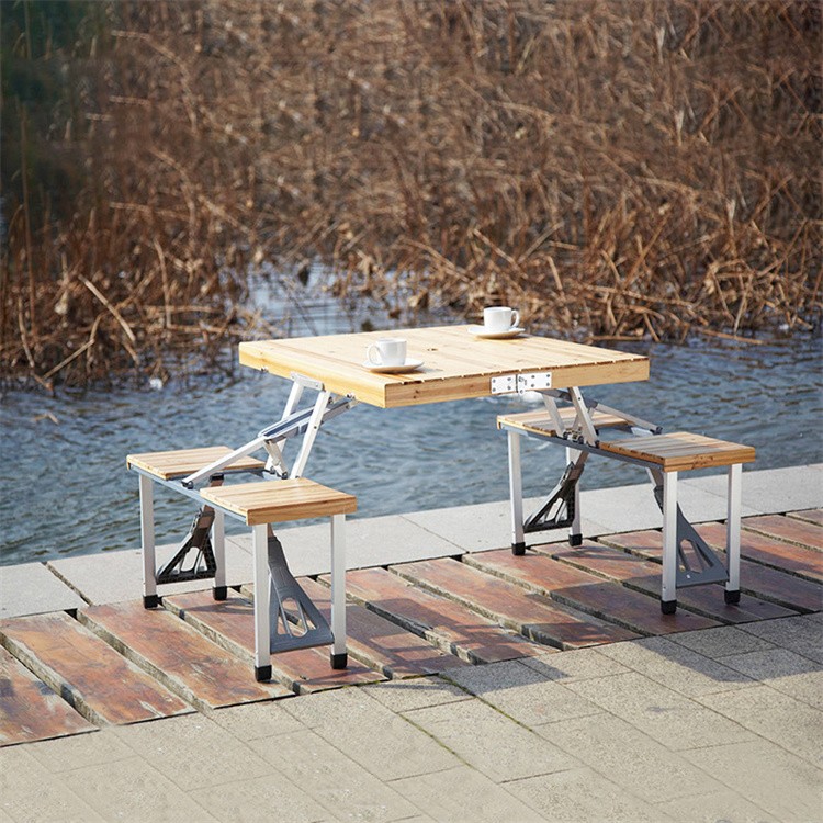 Foldning af picnicbord med sæder